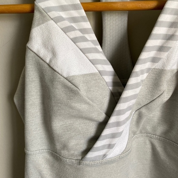 Lululemon Women's Deep Breath Tank Top Gray Stripe Size 4 V-neck Built in‎ Bra - Picture 3 of 12